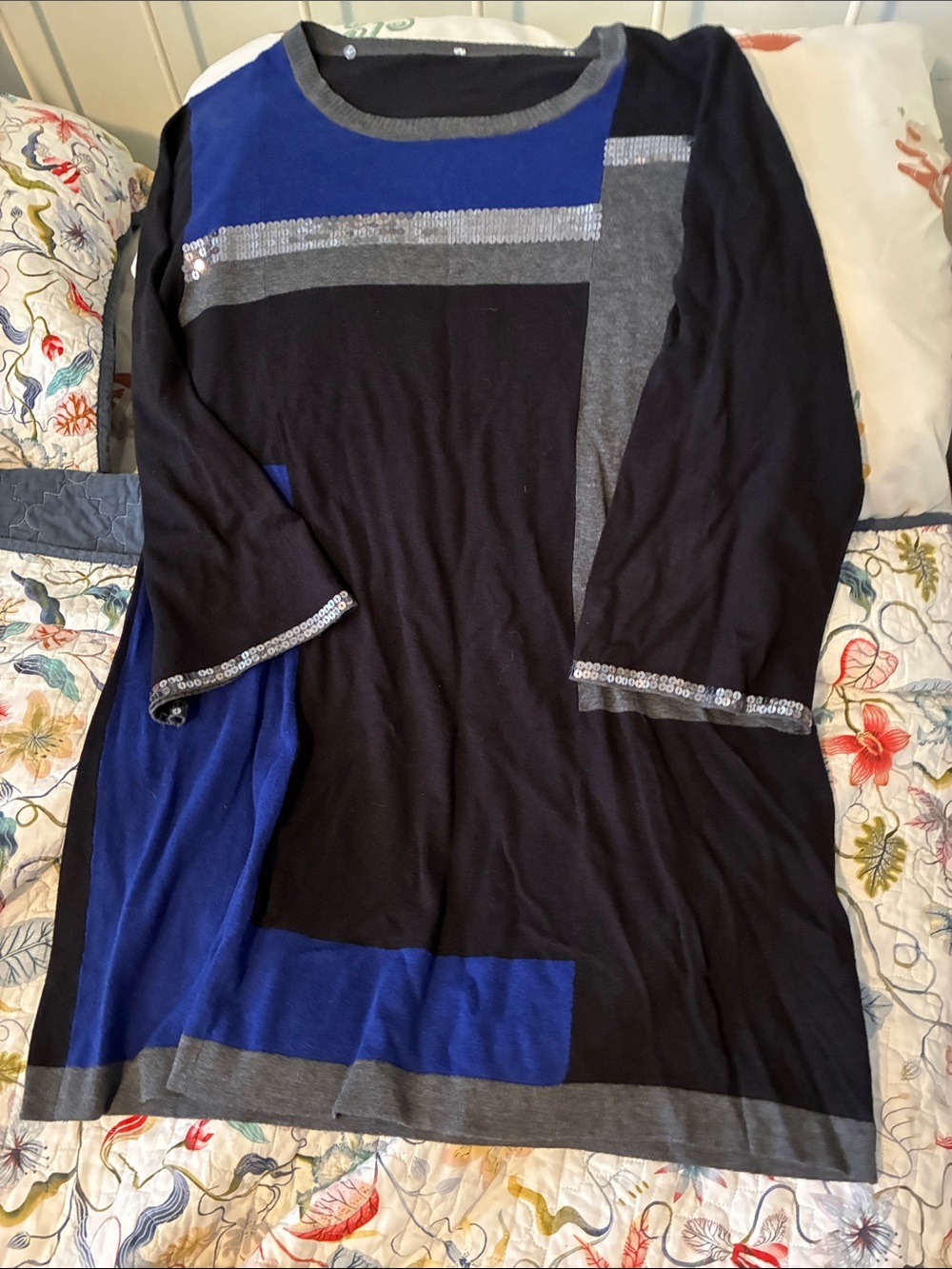 Women’s Colorblock Sequin Trim Tunic Shirt - Black & Royal Blue